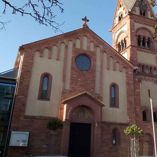 Eine Frontalansicht der Segenskirche in Griesheim
