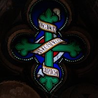 Ein altes, keltisches Kreuz auf einem Kirchenfenster