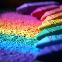 Farbige Stifte, die Farbkrümmel hinterlassen haben