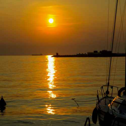 Sicht auf italienisches Meer mit einem Schiff bei Sonnenuntergang