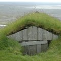 Eine mit gras überwachsene Behausung