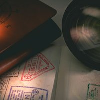 Eine Buch, Fotoapperat und Notizen auf einem Tisch