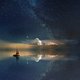 Ein Boot auf dem Meer in der Nacht mit wolkigen Horizont