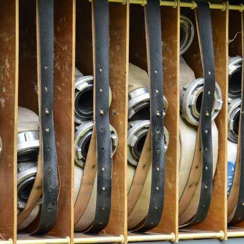 Mehrer aufgerollte Feuerwehrschläuche in einem Feuerwehrauto