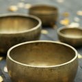 Eine Klangschale auf eine Tisch mit herbstlichen Blättern