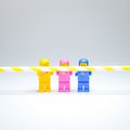 Drei Legofiguren halten einen Strohalm