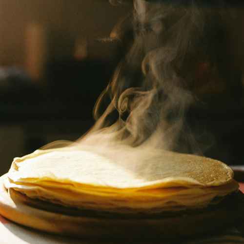 Ein Stapel dampfender Pfannkuchen