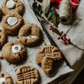 Weihnachtskekse auf einem Blech