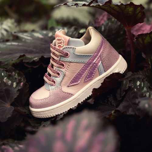 Ein rosa Kinderschuh im Wasser