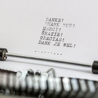 Danke in verschiedenen Sprachen auf einem Schreibmaschinenblatt